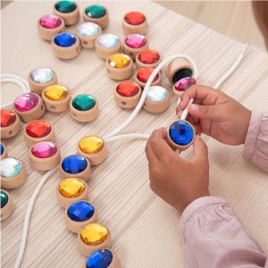 Houten juwelen rijgen